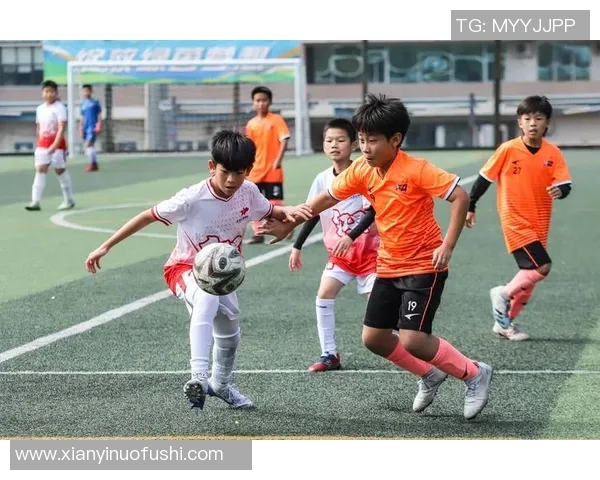 足球明星赛菲哥携手传奇球员共聚一堂展现足球魅力与友谊精神